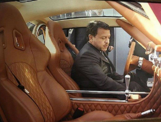 شاهد.. ما سرّ السيارة الفخمة التي ظهرَ بداخلها الملك الأردني؟!