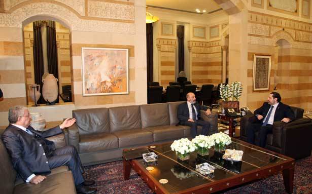 ترأس اجتماعاً للجنة الوزاريّة المكلّفة مُتابعة موضوع النازحين
الحريري بحث مع المشنوق والصراف
أوضاع وزارتي الدفاع والداخلية