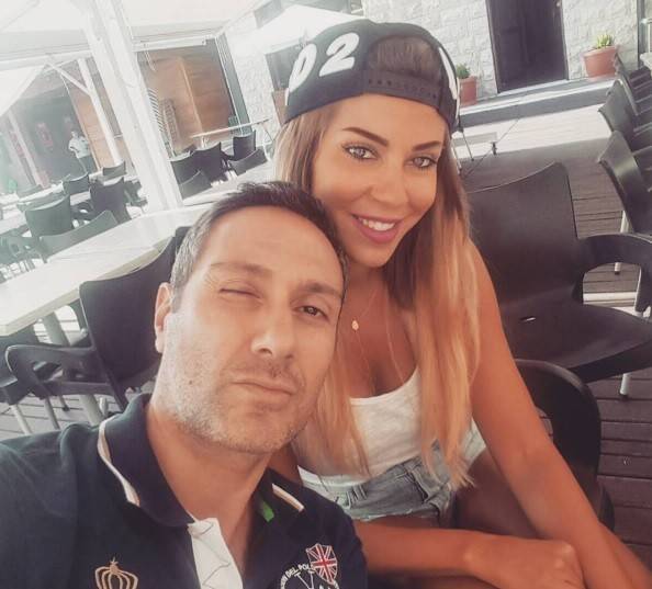 بالصورة: زوجة طوني أبو جودة بملابس مثيرة.. بين يديّ شابّ أجنبي!