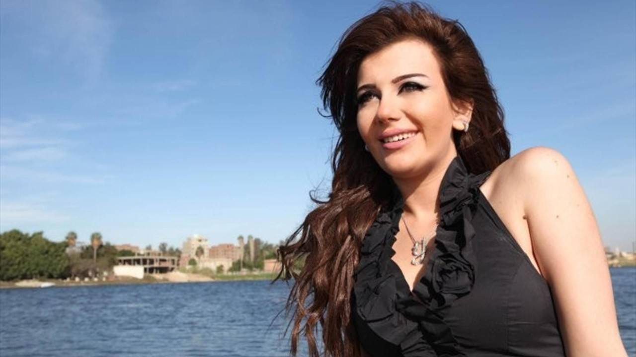 بالصور: ملكة جمال تثير الجدل بفستانها الجريء.. وتكشف أسرارها مع زوجها!
