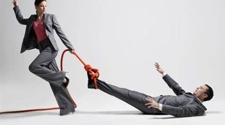 شخصية زوجكِ ضعيفة.. هكذا تتعاملين معها!