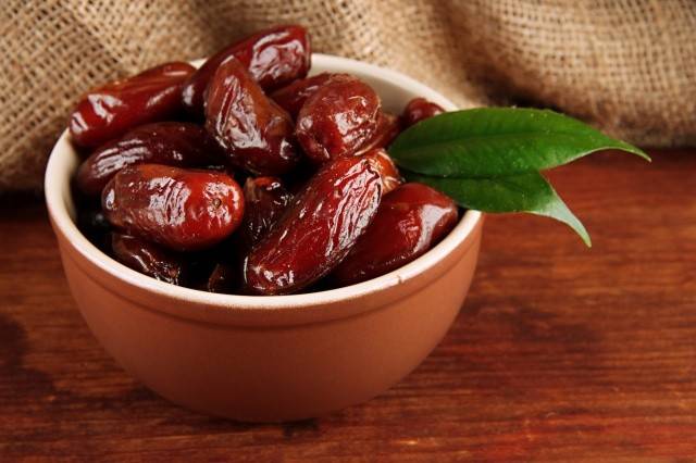 ضعي التمر على وجهك.. ما سيحدث بعد 20 دقيقة سيُفاجئك!