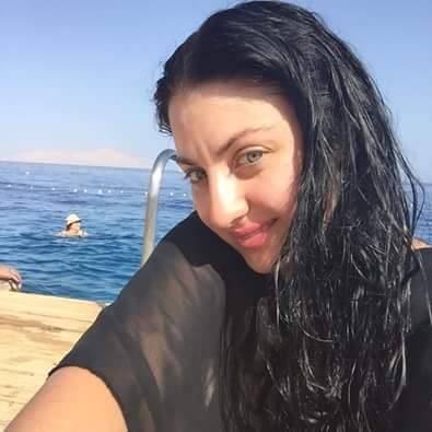 صافيناز تنشر صورتها وهي ترضع طفلاً!