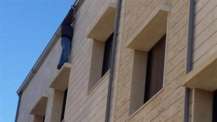 بالصور - احتجز على حافة شباك الطابق الثالث من مبنى الجامعة اللبنانية.. و اليكم ما حصل