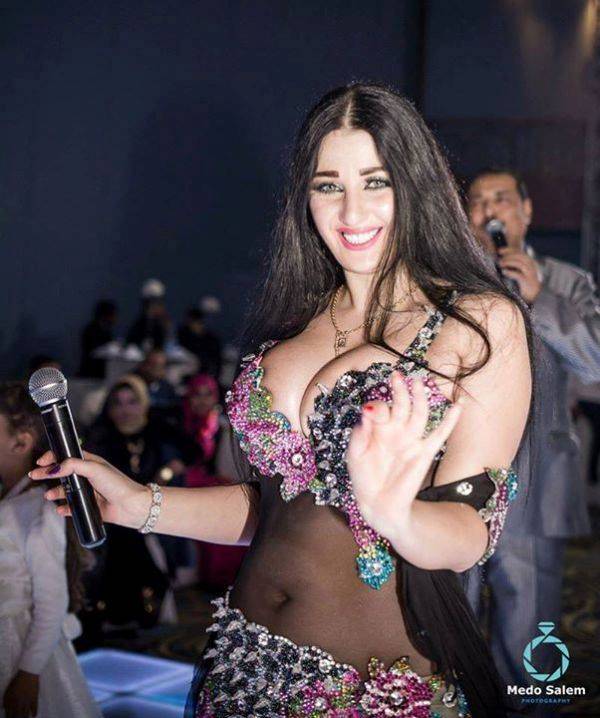 صافينار تنشر صورتها وهي ترضع طفلاً! – بالصورة
