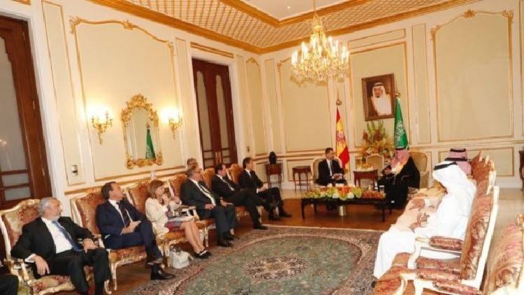 وزيرة إسبانية ترتدي تنورة قصيرة في السعودية