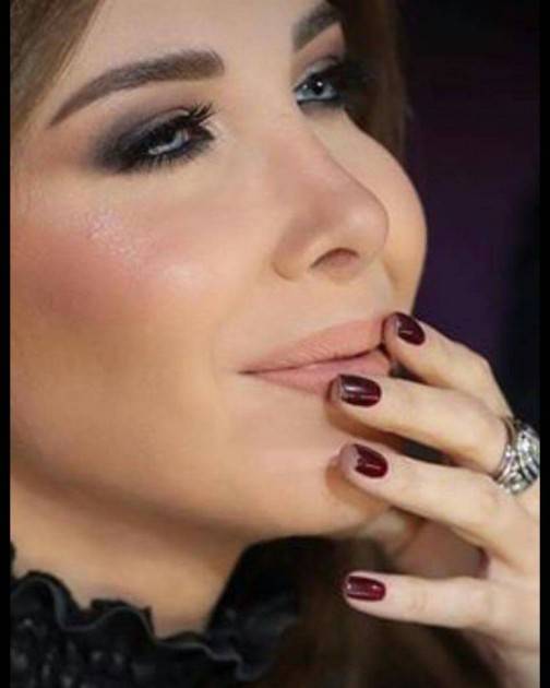 نانسي وسخرية عارمة بسبب طلاء أظافرها