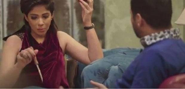فيديو- منى زكي تهدد زميلها بالسكين على الهواء...ماذا حدث؟