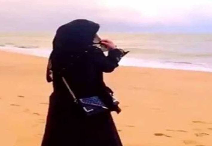 في واقعة غريبة .. اقتربت زوجته من الشاطىء وهذا ما فعله بها!