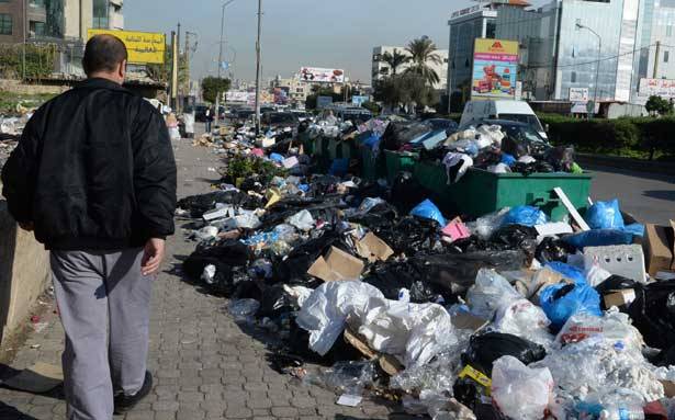 سعد انتقد فكرة نقل النفايات الى صيدا مقابل المال
الخطيب ينفي علمه بالتوقّف عن جمع
النفايات وأكد أن لا بديل عن الكوستابرافا