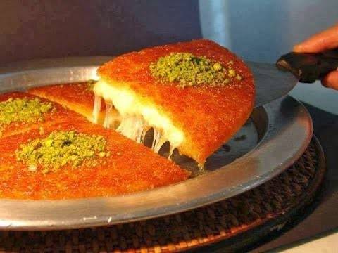 بالفيديو.. "كنافة" تشعل معركة عنيفة بين سوريين ومصريين
