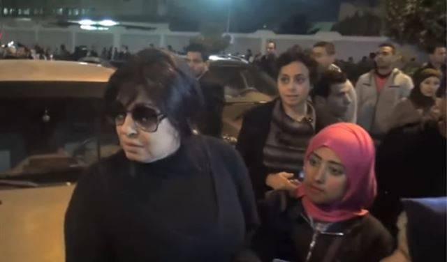بالفيديو: فيفي عبده تتعرّض للتحرّش في عزاء.. وهكذا ردّت