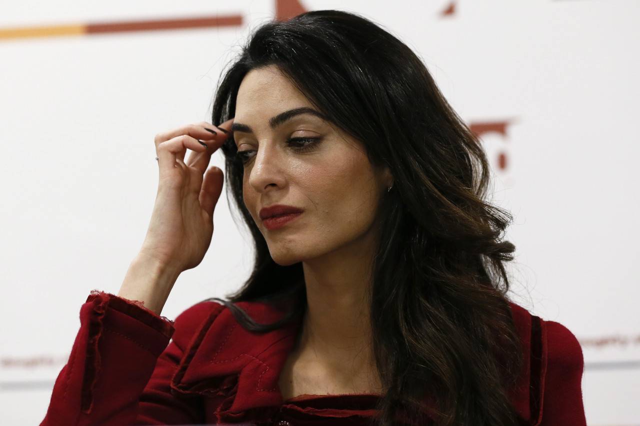 ملابس أمل كلوني تثير جدلاً.. فماذا ارتدت؟