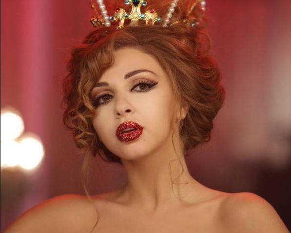 بالصور.. ميريام فارس تكشف عن صدرها بهذا الفستان المثير!