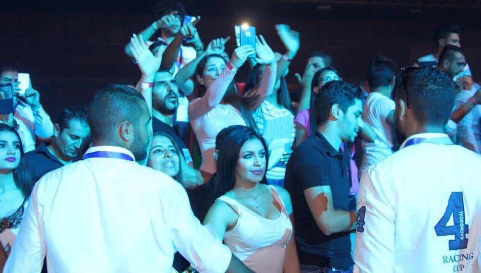 منتج عربي معروف يفضح مطرباً شاباً ويكشف ما كان يفعله مع الفتيات