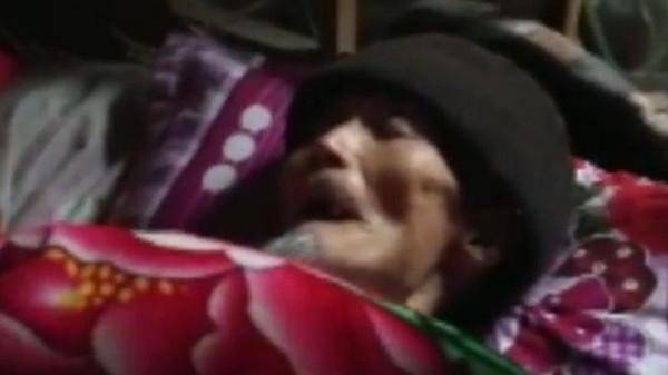 «ميت» يفتح عينيه ويعود للحياة!. عند دفنه