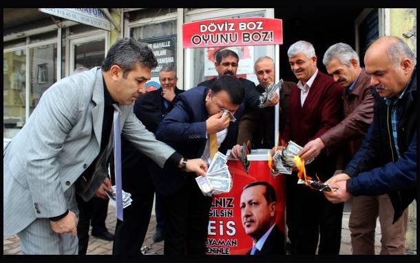 تركيا: أنصار أردوغان ينظفون أنوفهم بالدولار احتجاجاً على ارتفاعه أمام الليرة