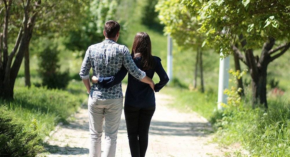 ترك ابنهما يحتضر ليلهو مع عشيقته فانتقمت منه بتلك الطريقة