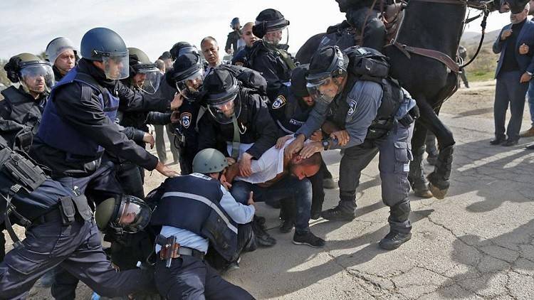 فلسطينيو الداخل يعلنون إضرابا شاملا وحدادا عاما احتجاجا على هدم منازل أم الحيران في النقب