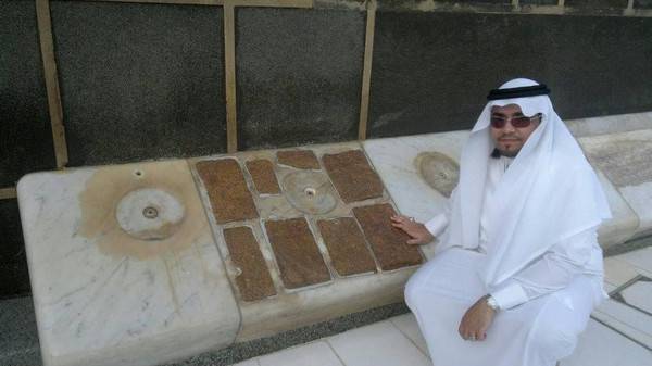 قصة 8 قطع مرمر بجوار باب الكعبة