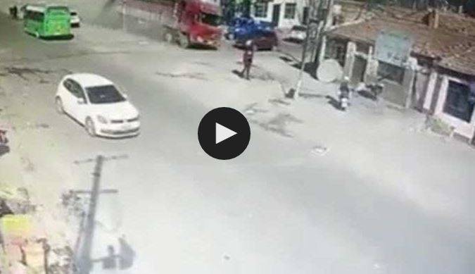 شاهد بالفيديو: مشهد مروع لشاحنة مسرعة تهدم 3 منازل وتقتل 5 أشخاص