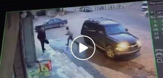 بالفيديو: الكاميرا تسجل لحظة اختطاف مسلح للمواطن سعد ريشا عند مفرق قب الياس البقاعية