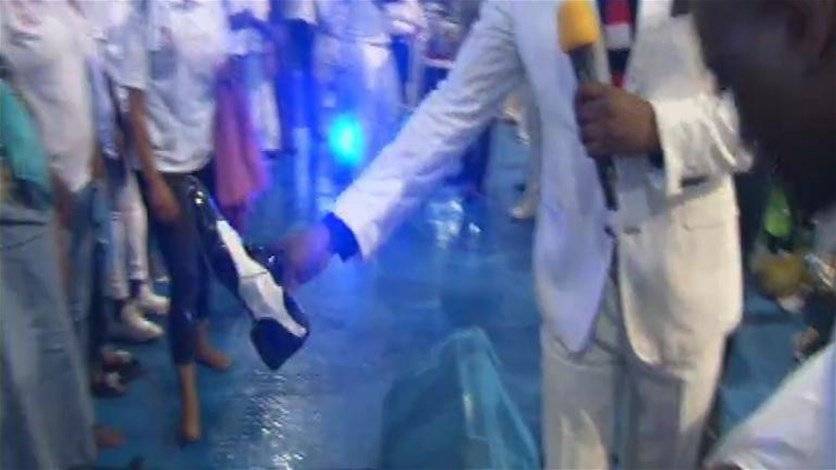 قس يشفي المؤمنين من الإيدز... ويستخدم الحذاء لأمراض عدة!