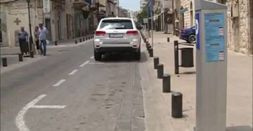 بالصورة: ما معو فراطة.. هذا ما فعله امام الParkmeter