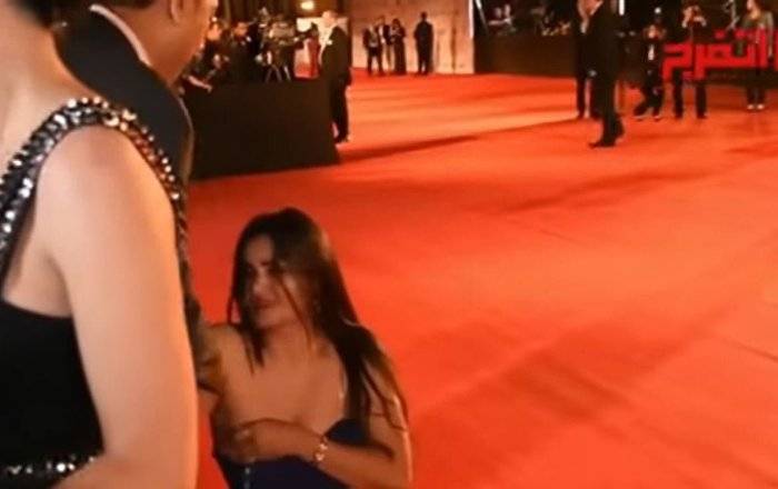 شاهد... فنانة مصرية تتعرض لموقف محرج وتسقط حمالة صدرها