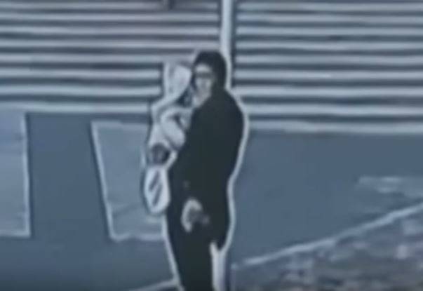 بالفيديو.. رجلٌ يبيعُ طفله لشراءِ سيارة لزوجته!