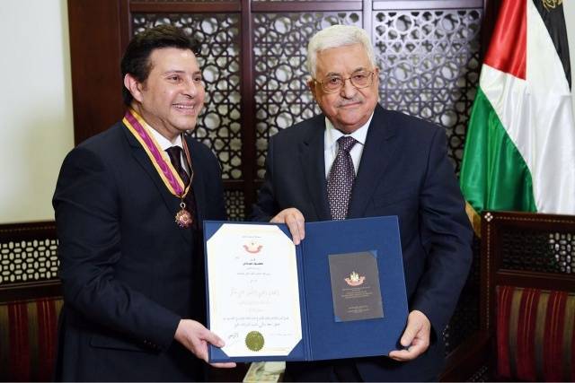 بالفيديو والصور - ماذا فعل الرئيس الفلسطيني مع النجم هاني شاكر؟ وما علاقة محمد عساف؟