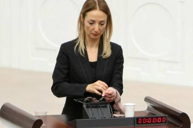 نائبة تعارض تعزيز سلطات اردوغان تقيد نفسها الى منبر المتحدثين في قاعة البرلمان تعبيرا عن احتجاجها