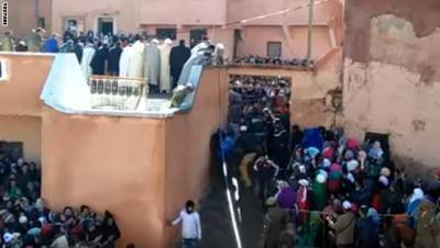 شبان يفترسون جملا ويأكلون لحمه وهو حي