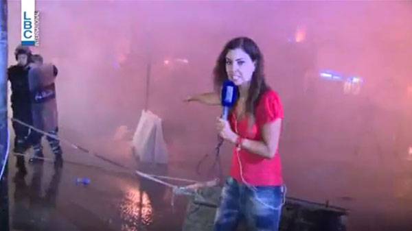 بالفيديو امراة تضرب مذيعة على الهواء مباشرة وترميها ارضا