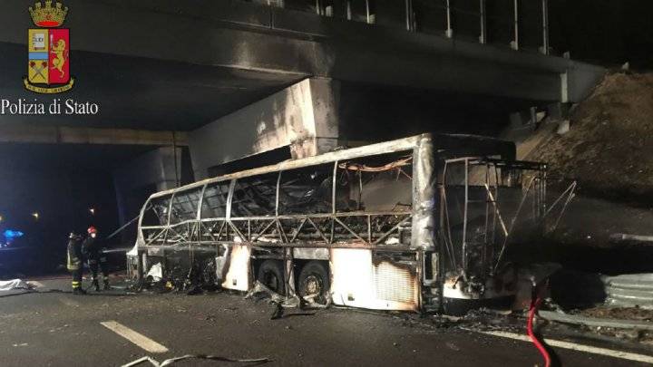 إيطاليا: 16 قتيلا في حادث لحافلة تقل فتية من المجر