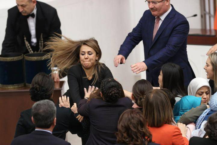 بالفيديو: شجار وتضارب بالايدي بين نائبات في البرلمان التركي!