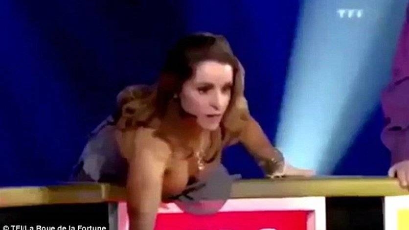 بالفيديو: مشتركة في برنامج تلفزيوني تتعرّض لموقف محرج جداً... بسبب قميصها!