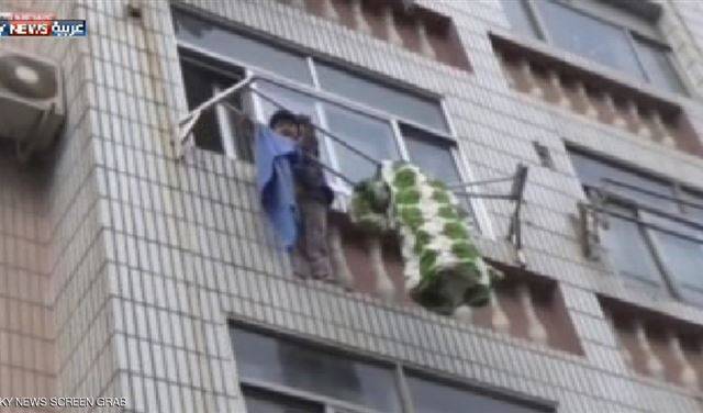 على طريقة السينما.. حبل غسيل ينقذ طفلة من موت محقق