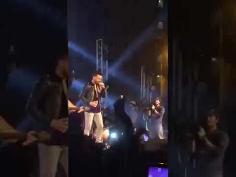 بالفيديو: مغني شهير يوقف حفلة لإنقاذ فتاة تعرضت للتحرش!