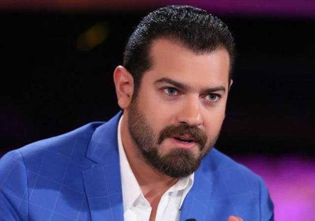 ما الورطة التي وقع فيها عمرو يوسف قبل دقائق من حفلة زفافه؟