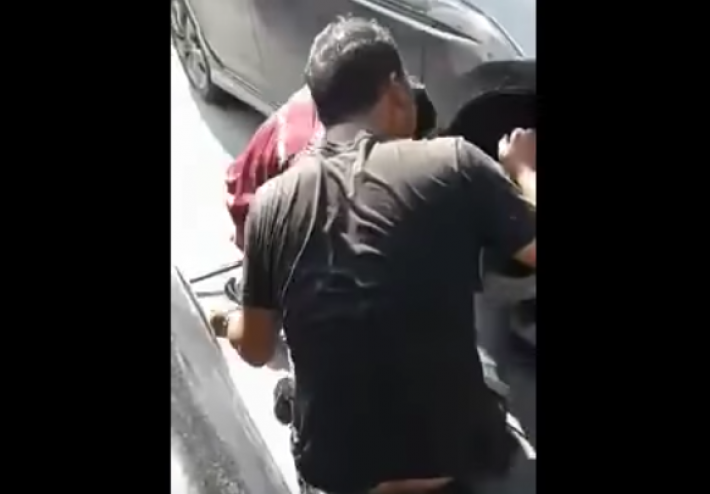 بالفيديو: شاهد ماذا عثر سائق سيارة داخل محركها!