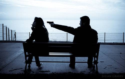 بعد محاولة قتلها.. كيف قبضت الشرطة على زوج الفنانة الشهيرة وماذا وجدت بحوزته؟