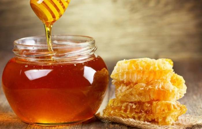الإفراط في تناول العسل وعصير الفواكه يضر بالكبد