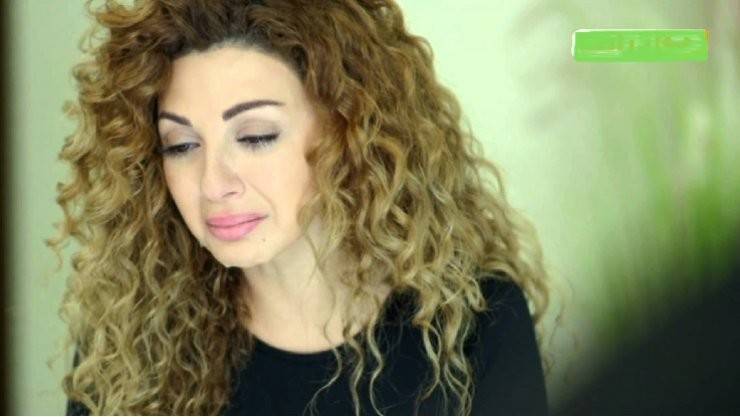 بالصورة.. ميريام فارس تنهار في مراسم تشييع والدها!