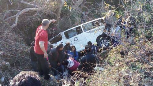 بالصور:  جرحى بحادث بين سيارة وحافلة لنقل الطلاب