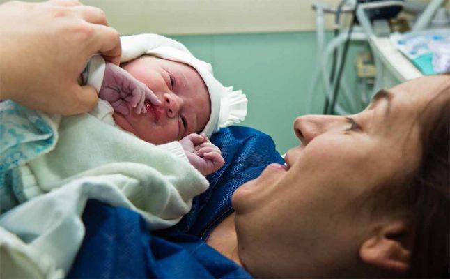هل تعتبر الولادة في الماء آمنة للطفل؟