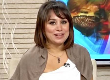 بالفيديو: مذيعة مصرية تنهار بالبكاء على الهواء مباشرة!