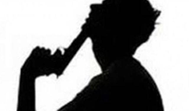 سمع بوفاة والده.. فدخل غرفته وانتحر بمسدسه!
