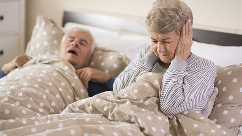 بماذا يتسبّب الشخير أثناء النوم؟