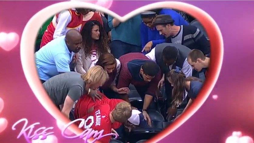 فيديو طريف... هكذا أفسد هذا الرجل عرض زواج رومانسي!